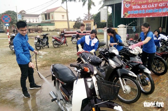 Bạn trẻ rửa xe gây quỹ, gói bánh giúp người nghèo đón Tết - Ảnh 1. Bạn trẻ rửa xe gây quỹ, gói bánh giúp người nghèo đón Tết - Ảnh 1.