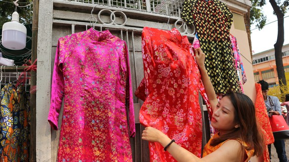 Bội thu dịch vụ cho thuê áo dài chụp Tết - Ảnh 2. Bội thu dịch vụ cho thuê áo dài chụp Tết - Ảnh 2.