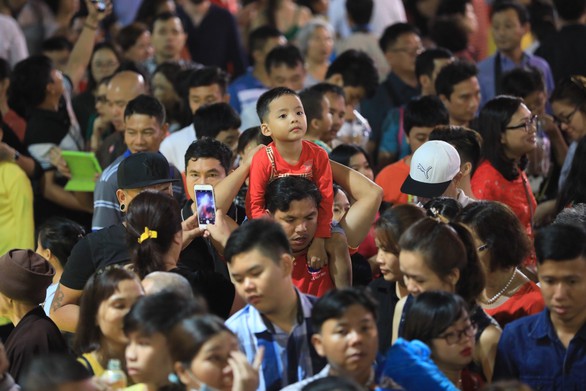 Biển người trong đêm khai mạc đường hoa Nguyễn Huệ - Ảnh 7. Biển người trong đêm khai mạc đường hoa Nguyễn Huệ - Ảnh 7.