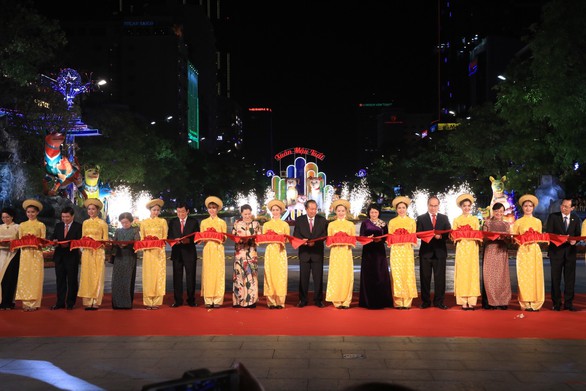 Đường hoa Nguyễn Huệ mở cửa đón khách du xuân - Ảnh 10. Đường hoa Nguyễn Huệ mở cửa đón khách du xuân - Ảnh 10.