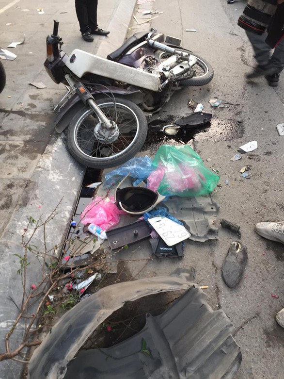 Xe ‘điên’ gây tai nạn liên hoàn trên phố Hà Nội - Ảnh 5. Xe ‘điên’ gây tai nạn liên hoàn trên phố Hà Nội - Ảnh 5.