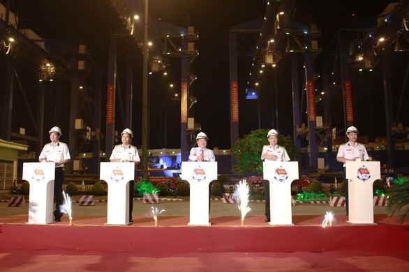 Tân Cảng Sài Gòn được nghỉ hai giờ trước khi làm hàng đầu năm - Ảnh 3. Tân Cảng Sài Gòn được nghỉ hai giờ trước khi làm hàng đầu năm - Ảnh 3.