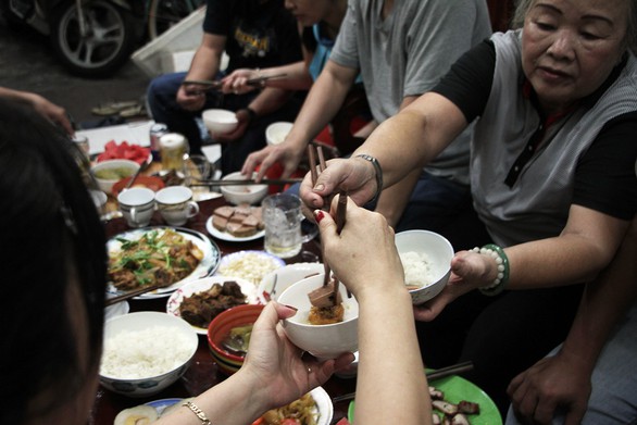 Ấm cúng bữa cơm tất niên năm Đinh Dậu chờ Mậu Tuất đến - Ảnh 7. Ấm cúng bữa cơm tất niên năm Đinh Dậu chờ Mậu Tuất đến - Ảnh 7.