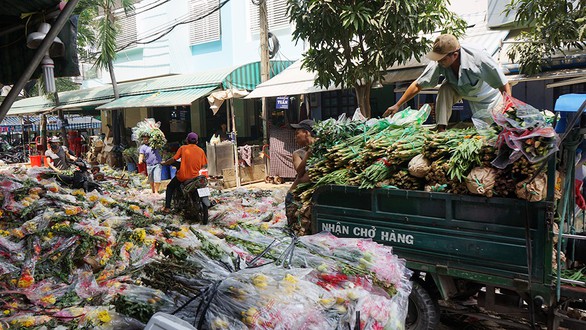 Vỡ trận, chợ hoa sỉ lớn nhất Sài Gòn thành núi rác chiều 30 Tết - Ảnh 2. Vỡ trận, chợ hoa sỉ lớn nhất Sài Gòn thành núi rác chiều 30 Tết - Ảnh 2.