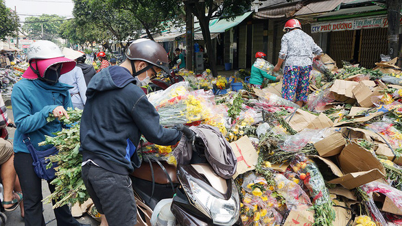 Vỡ trận, chợ hoa sỉ lớn nhất Sài Gòn thành núi rác chiều 30 Tết - Ảnh 1. Vỡ trận, chợ hoa sỉ lớn nhất Sài Gòn thành núi rác chiều 30 Tết - Ảnh 1.
