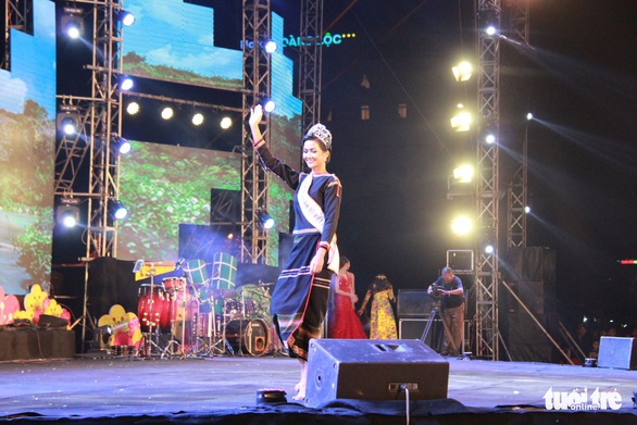Hoa hậu HHen Niê đặt mục tiêu 2018 là đấu trường quốc tế - Ảnh 1. Hoa hậu HHen Niê đặt mục tiêu 2018 là đấu trường quốc tế - Ảnh 1.