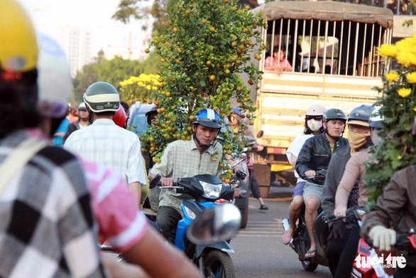 Chiều 30 tết, người dân phố núi chộn rộn chờ HHen Niê xuất hiện - Ảnh 5. Chiều 30 tết, người dân phố núi chộn rộn chờ HHen Niê xuất hiện - Ảnh 5.