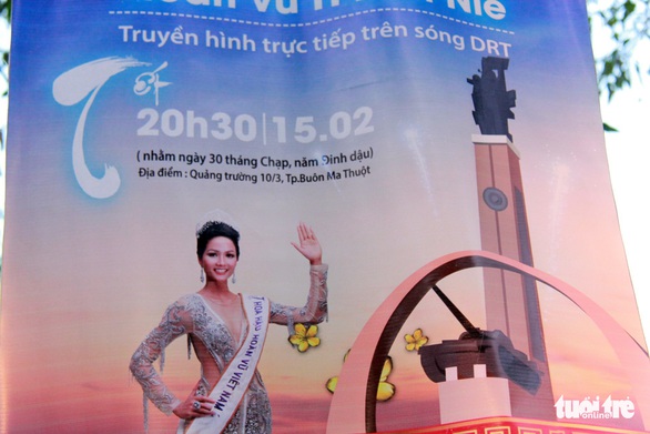 Chiều 30 tết, người dân phố núi chộn rộn chờ HHen Niê xuất hiện - Ảnh 9. Chiều 30 tết, người dân phố núi chộn rộn chờ HHen Niê xuất hiện - Ảnh 9.