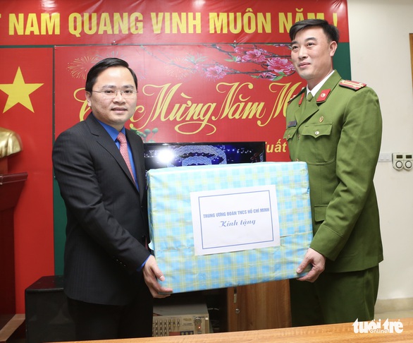 Trung ương Đoàn chúc tết chiến sĩ làm nhiệm vụ đêm giao thừa - Ảnh 2. Trung ương Đoàn chúc tết chiến sĩ làm nhiệm vụ đêm giao thừa - Ảnh 2.