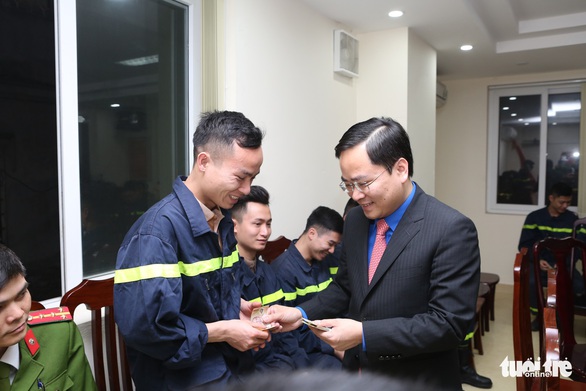 Trung ương Đoàn chúc tết chiến sĩ làm nhiệm vụ đêm giao thừa - Ảnh 1. Trung ương Đoàn chúc tết chiến sĩ làm nhiệm vụ đêm giao thừa - Ảnh 1.
