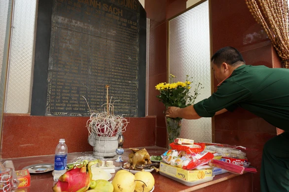 Đón tết, đừng quên dưới bóng hoa đào... - Ảnh 1. Đón tết, đừng quên dưới bóng hoa đào... - Ảnh 1.
