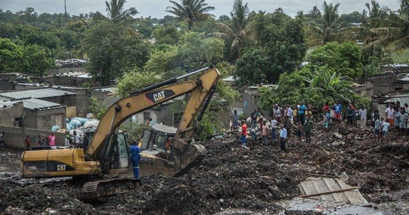 Núi rác sụp do mưa ở Mozambique, nhiều người thiệt mạng - Ảnh 1.