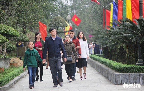 Dừng phát thẻ ấn đền thờ Quang Trung vào mùng 5 tết - Ảnh 4. Dừng phát thẻ ấn đền thờ Quang Trung vào mùng 5 tết - Ảnh 4.