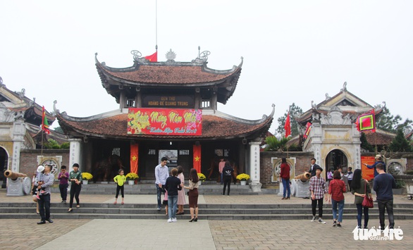Dừng phát thẻ ấn đền thờ Quang Trung vào mùng 5 tết - Ảnh 1. Dừng phát thẻ ấn đền thờ Quang Trung vào mùng 5 tết - Ảnh 1.