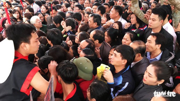 Dừng phát thẻ ấn đền thờ Quang Trung vào mùng 5 tết - Ảnh 2. Dừng phát thẻ ấn đền thờ Quang Trung vào mùng 5 tết - Ảnh 2.