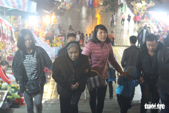 Xuyên đêm trẩy hội và mưu sinh ở chùa Hương - Ảnh 7. Xuyên đêm trẩy hội và mưu sinh ở chùa Hương - Ảnh 7.