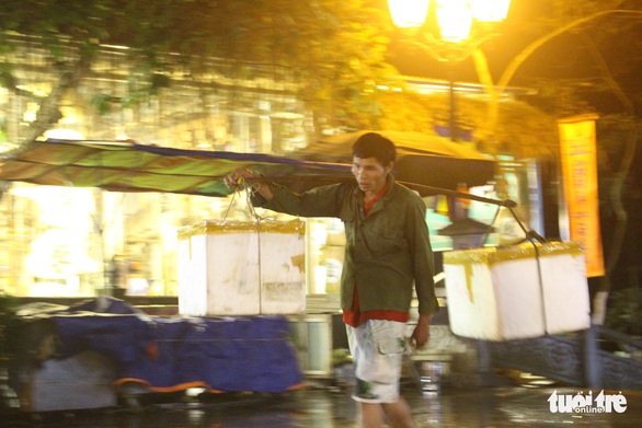 Xuyên đêm trẩy hội và mưu sinh ở chùa Hương - Ảnh 4. Xuyên đêm trẩy hội và mưu sinh ở chùa Hương - Ảnh 4.