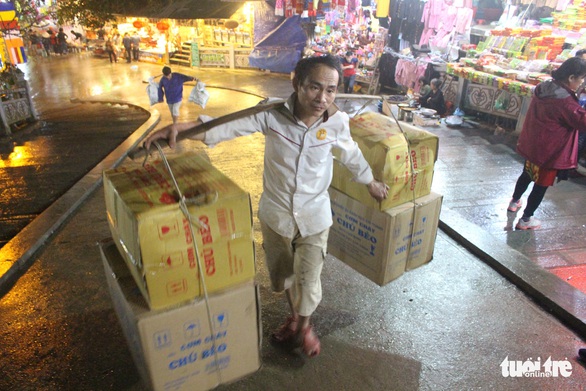Xuyên đêm trẩy hội và mưu sinh ở chùa Hương - Ảnh 5. Xuyên đêm trẩy hội và mưu sinh ở chùa Hương - Ảnh 5.