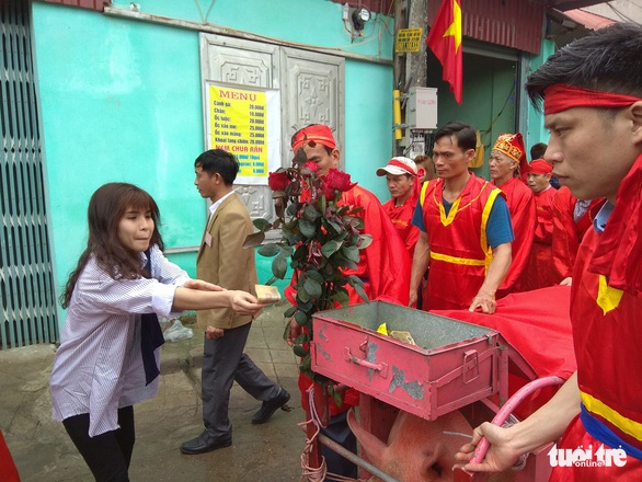 Không còn cảnh máu me ở lễ hội Chém lợn Ném Thượng - Ảnh 7. Không còn cảnh máu me ở lễ hội Chém lợn Ném Thượng - Ảnh 7.