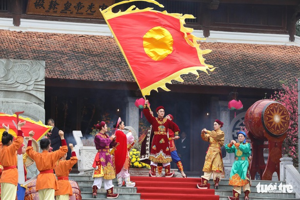 Người Hà Nội trẩy hội Gò Đống Đa trong thời tiết đẹp - Ảnh 4. Người Hà Nội trẩy hội Gò Đống Đa trong thời tiết đẹp - Ảnh 4.