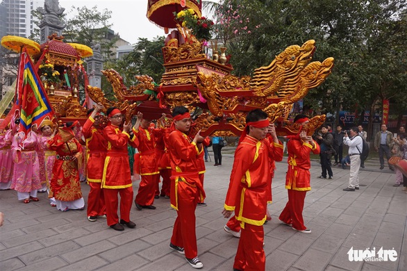 Người Hà Nội trẩy hội Gò Đống Đa trong thời tiết đẹp - Ảnh 6. Người Hà Nội trẩy hội Gò Đống Đa trong thời tiết đẹp - Ảnh 6.
