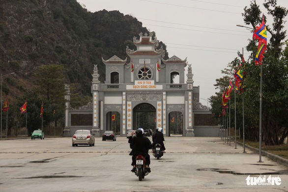 Bạch Đằng Giang hút khách vì không: thu phí, rác, kinh doanh - Ảnh 1. Bạch Đằng Giang hút khách vì không: thu phí, rác, kinh doanh - Ảnh 1.