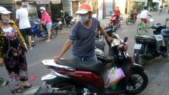 Người Sài Gòn kéo nhau đi mua vàng mã cúng sao, vía Thần Tài - Ảnh 4. Người Sài Gòn kéo nhau đi mua vàng mã cúng sao, vía Thần Tài - Ảnh 4.