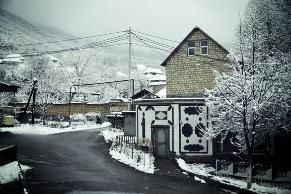 Thăm làng Sheki bé nhỏ bên dãy Caucasus hùng vĩ - Ảnh 1. Thăm làng Sheki bé nhỏ bên dãy Caucasus hùng vĩ - Ảnh 1.