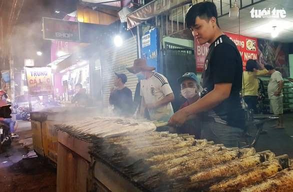 Phố cá nướng nhộn nhịp thâu đêm trước ngày vía Thần Tài - Ảnh 4. Phố cá nướng nhộn nhịp thâu đêm trước ngày vía Thần Tài - Ảnh 4.