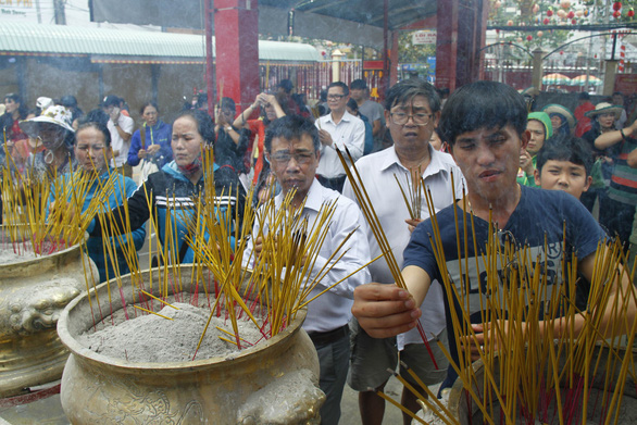 Lễ hội chùa Ông, chùa Bà không đốt vàng mã, không rải tiền lẻ - Ảnh 5. Lễ hội chùa Ông, chùa Bà không đốt vàng mã, không rải tiền lẻ - Ảnh 5.