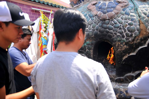 Lễ hội chùa Ông, chùa Bà không đốt vàng mã, không rải tiền lẻ - Ảnh 7. Lễ hội chùa Ông, chùa Bà không đốt vàng mã, không rải tiền lẻ - Ảnh 7.