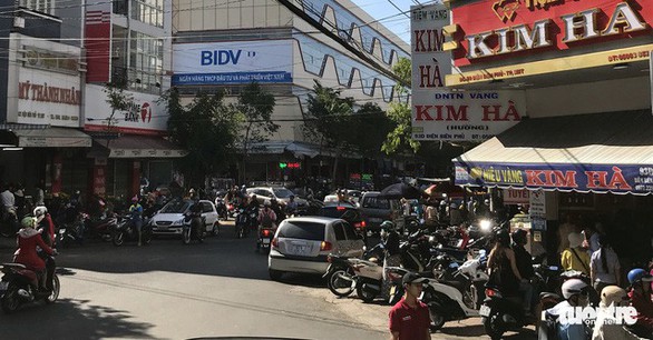 Vía Thần tài, Hà Nội đội mưa từ 4h sáng mua vàng - Ảnh 12. Vía Thần tài, Hà Nội đội mưa từ 4h sáng mua vàng - Ảnh 12.