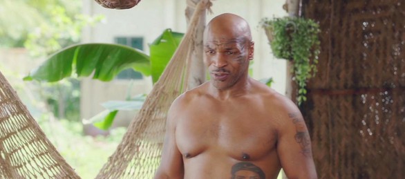 Mike Tyson đội nón lá, mặc bà ba trong Những cô gái và găng tơ - Ảnh 9. Mike Tyson đội nón lá, mặc bà ba trong Những cô gái và găng tơ - Ảnh 9.
