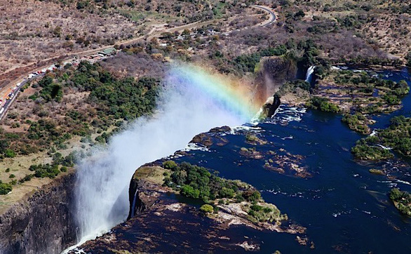 Leo lên trực thăng ngắm thác nước đẹp nhất thế giới - Ảnh 3.