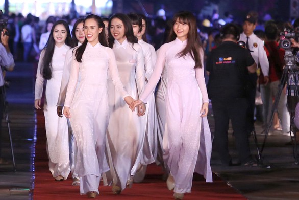 Lễ hội áo dài TP.HCM chọn Đỗ Mỹ Linh là đại diện - Ảnh 1. Lễ hội áo dài TP.HCM chọn Đỗ Mỹ Linh là đại diện - Ảnh 1.