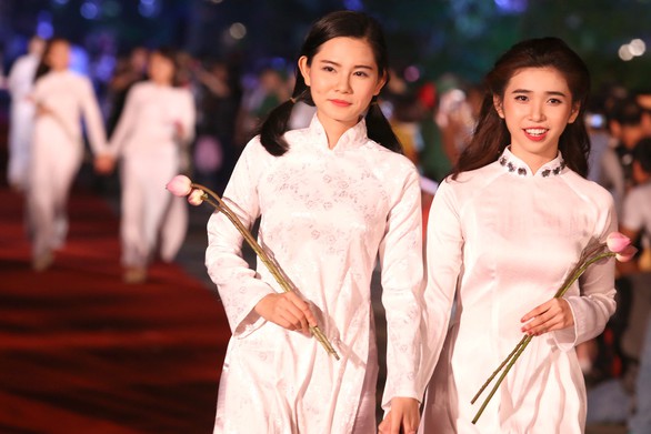 Lễ hội áo dài TP.HCM chọn Đỗ Mỹ Linh là đại diện - Ảnh 7. Lễ hội áo dài TP.HCM chọn Đỗ Mỹ Linh là đại diện - Ảnh 7.