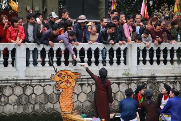 Bất chấp lệnh cấm, quan họ vẫn ngả nón xin tiền ở hội Lim - Ảnh 4. Bất chấp lệnh cấm, quan họ vẫn ngả nón xin tiền ở hội Lim - Ảnh 4.