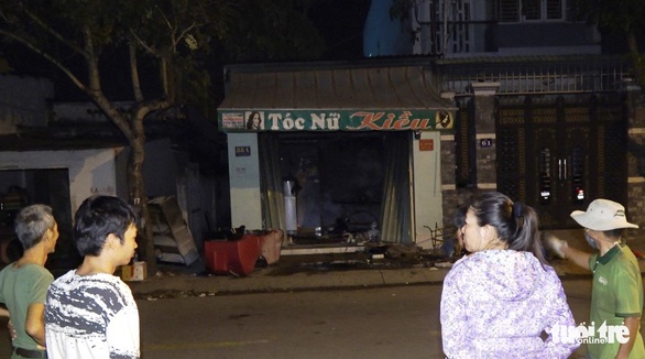 Cháy tiệm tóc, 2 người chết: Chồng đánh vợ bằng búa, khóa chặt cửa - Ảnh 1. Cháy tiệm tóc, 2 người chết: Chồng đánh vợ bằng búa, khóa chặt cửa - Ảnh 1.