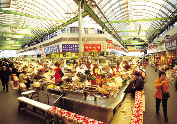 Chợ Gwangjang - thiên đường ẩm thực đường phố giữa lòng Seoul - Ảnh 1. Chợ Gwangjang - thiên đường ẩm thực đường phố giữa lòng Seoul - Ảnh 1.