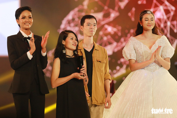 U23 Việt Nam bất ngờ nhận giải WeChoice 2017 - Ảnh 6. U23 Việt Nam bất ngờ nhận giải WeChoice 2017 - Ảnh 6.