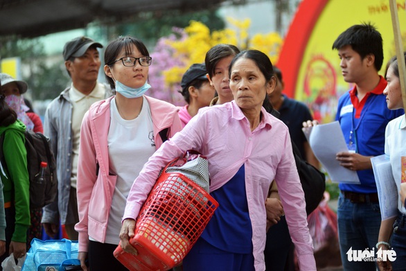Chuyến xe mùa xuân đưa 3.000 sinh viên về quê đón Tết - Ảnh 4. Chuyến xe mùa xuân đưa 3.000 sinh viên về quê đón Tết - Ảnh 4.