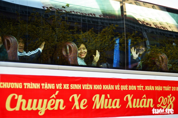 Chuyến xe mùa xuân đưa 3.000 sinh viên về quê đón Tết - Ảnh 1. Chuyến xe mùa xuân đưa 3.000 sinh viên về quê đón Tết - Ảnh 1.