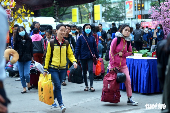 Chuyến xe mùa xuân đưa 3.000 sinh viên về quê đón Tết - Ảnh 8. Chuyến xe mùa xuân đưa 3.000 sinh viên về quê đón Tết - Ảnh 8.
