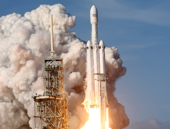 SpaceX phóng tên lửa mạnh nhất thế giới hướng về sao Hỏa - Ảnh 2.