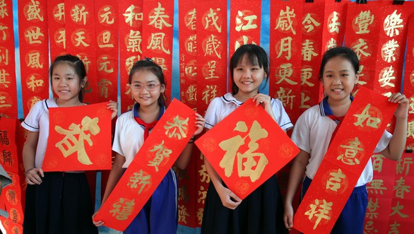 Liễn đối thư pháp rộn ràng không khí tết - Ảnh 6. Liễn đối thư pháp rộn ràng không khí tết - Ảnh 6.