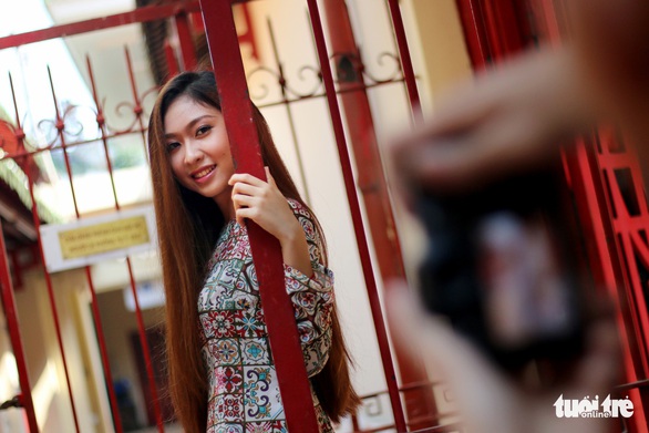 Thiếu nữ Sài Thành rạng rỡ du xuân với áo dài cổ điển - Ảnh 1. Thiếu nữ Sài Thành rạng rỡ du xuân với áo dài cổ điển - Ảnh 1.