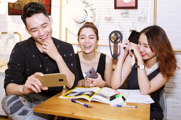 Sắm điện thoại chơi tết: Chọn máy nào? - Ảnh 1. Sắm điện thoại chơi tết: Chọn máy nào? - Ảnh 1.