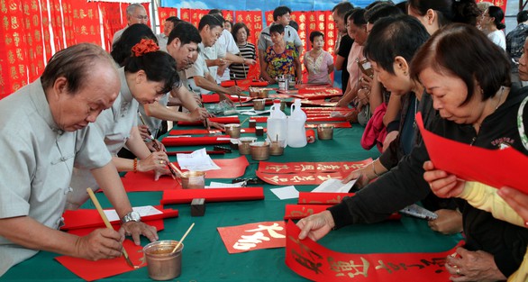Liễn đối thư pháp rộn ràng không khí tết - Ảnh 1. Liễn đối thư pháp rộn ràng không khí tết - Ảnh 1.