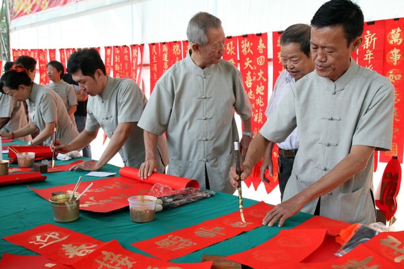 Liễn đối thư pháp rộn ràng không khí tết - Ảnh 5. Liễn đối thư pháp rộn ràng không khí tết - Ảnh 5.