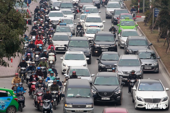 Cận tết, đường phố Hà Nội kẹt cứng từ sáng đến trưa - Ảnh 2. Cận tết, đường phố Hà Nội kẹt cứng từ sáng đến trưa - Ảnh 2.